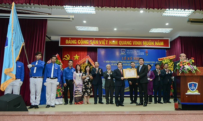 Bí thư Thành ủy TPHCM trao Huân chương Lao động Hạng Nhất cho trường Đại học Nguyễn Tất Thành.