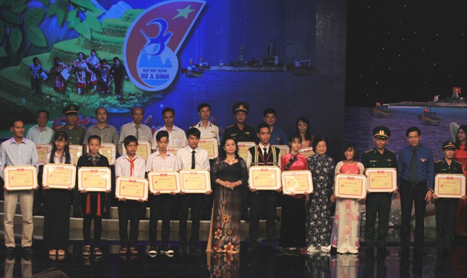 Nguyên Phó chủ tịch nước Trương Mỹ Hoa, Bí thư Trung ương Đoàn Nguyễn Long Hải, trao tặng giải thưởng Vừ A Dính cho 9 tập thể và 12 cá nhân tiêu biểu đối với hoạt động của Quỹ học bổng Vừ A Dính.