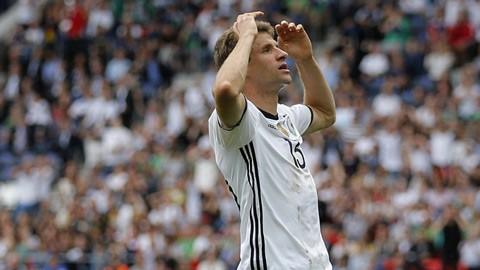 'Sát thủ' Đức tiếc hùi hụi vì không thể sánh ngang... Bale