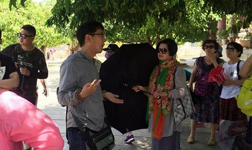 Xue Chun Zhe xuyên tạc lịch sử Việt Nam khi dẫn đoàn khách Trung Quốc tham quan chùa Linh Ứng. Ảnh: Hướng dẫn viên du lịch tiếng Trung cung cấp.