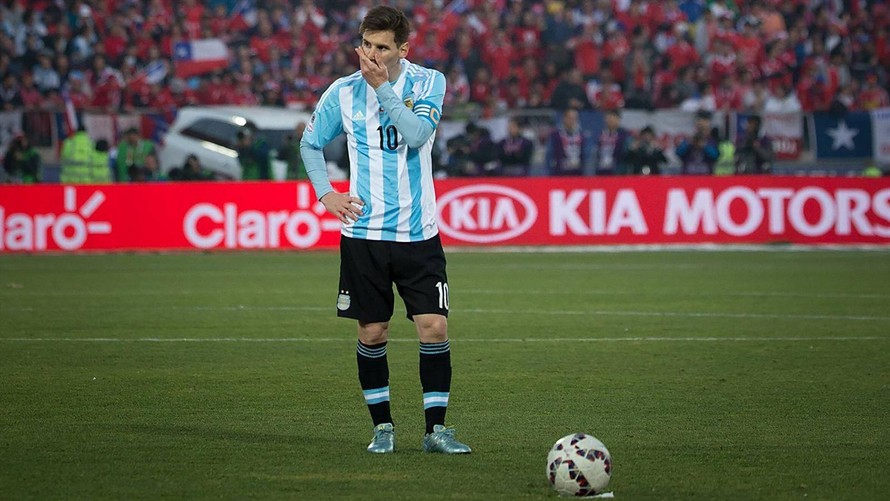 Sốc với giá quả bóng Messi sút trượt ở Copa America