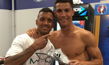 Ronaldo tặng Chiếc giày bạc EURO 2016 cho Nani