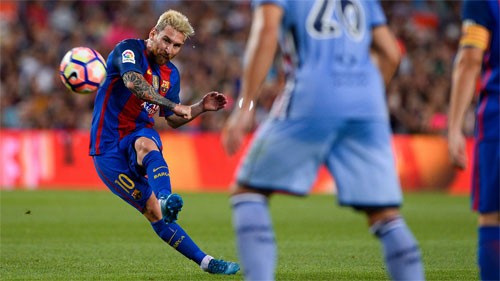 Một trong hai bàn của Messi đến từ cú sút phạt trực tiếp. Ảnh: Reuters.