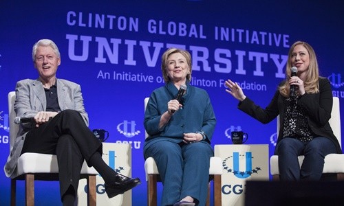 Cả gia đình Clinton trò chuyện trong một sự kiện của Quỹ Clinton hồi tháng 3/2014. Ảnh: Reuters.