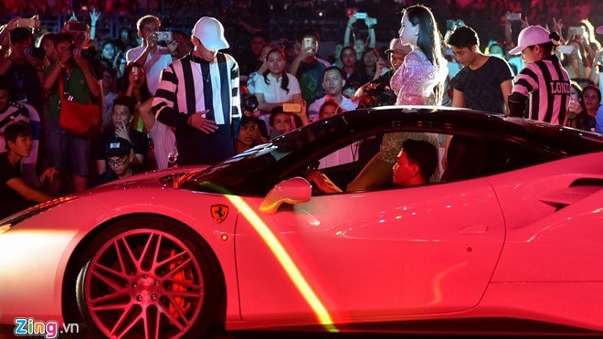 Hồ Ngọc Hà xuất hiện bên chiếc Ferrari 488 GTB tại live show của Noo Phước Thịnh. Ảnh: Nguyễn Bá Ngọc.