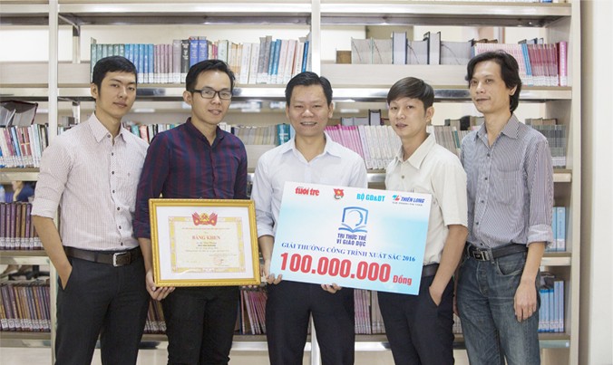 Nhóm tác giả Đại học Duy Tân với giải thưởng “Tri thức Trẻ vì Giáo dục”.