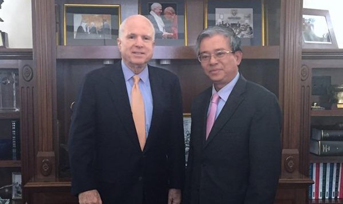 Đại sứ Phạm Quang Vinh trong cuộc gặp với Thượng nghị sỹ John McCain. Ảnh: Báo Tin Tức.