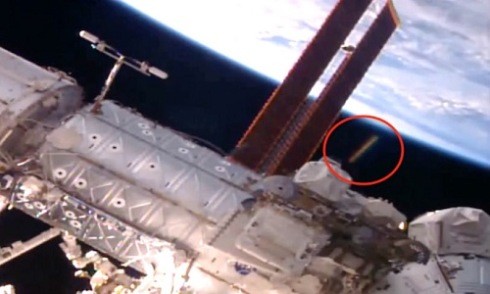 Vật thể lạ hình điếu thuốc bay gần Trạm Vũ trụ Quốc tế. Ảnh: YouTube.