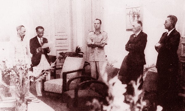 Chủ tịch Hồ Chí Minh và Sainteny (đứng giữa) đại diện Chính phủ Pháp cùng đại diện các nước Đồng minh nghe đọc văn bản Hiệp định Sơ bộ ngày 6/3/1946 trước khi ký kết. Ảnh: Nguyễn Bá Khoản.