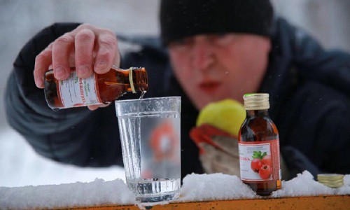 Nhiều người Nga ngộ độc sau khi uống sữa tắm thay rượu. Ảnh minh họa: Red Frax News 24/7.