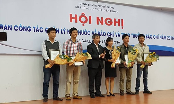 Ban tổ chức trao thưởng cho các tác giả đoạt giải.