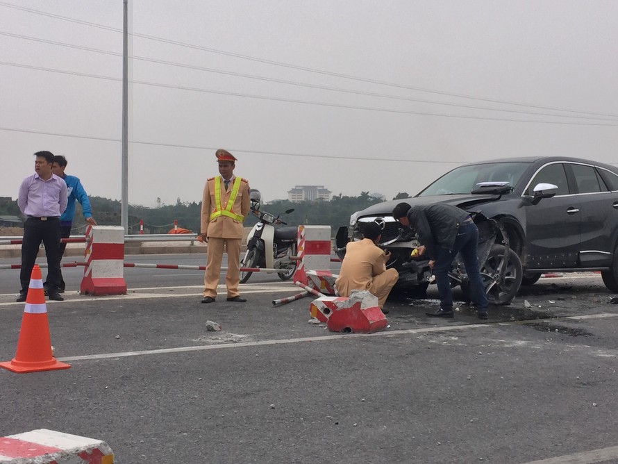 Hiện trường vụ tai nạn trên đường Hà Nội – Bắc Giang chiều mùng 5 Tết. Ảnh: Sỹ Lực.