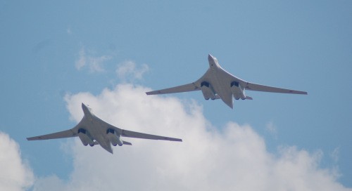 Hai chiếc Tu-160 bay tuần tra. Ảnh: Ainonline.