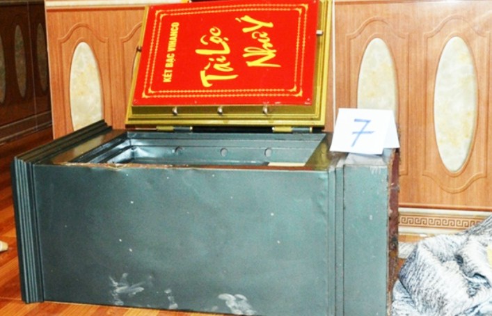 Chiếc két sắt bị cạy phá, trộm tiền ở chùa Khánh Vân.