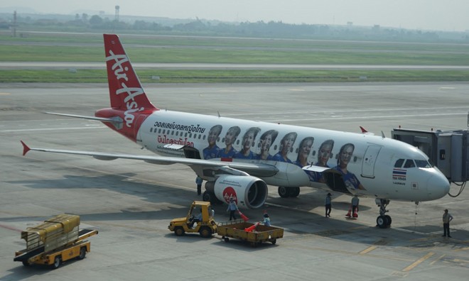 Máy bay của AirAsia tại sân bay Nội Bài. Ảnh: Sỹ Lực.