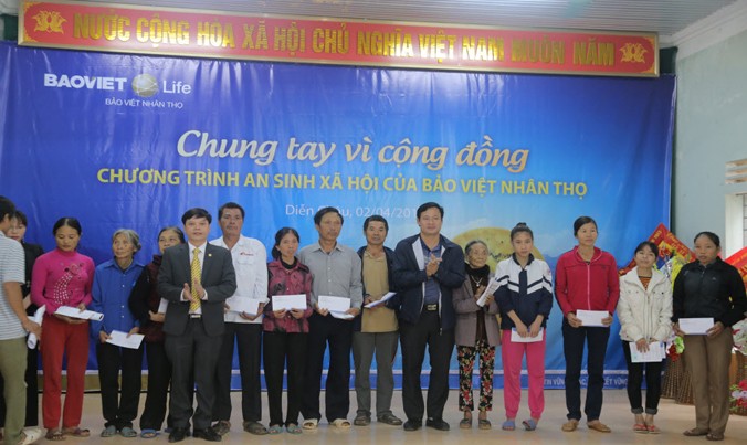 Ban lãnh đạo BVNT Bắc Nghệ An trao quà cho các gia đình chính sách.