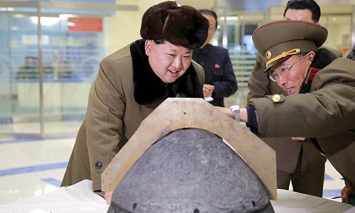 Lãnh đạo Triều Tiên Kim Jong-un trò chuyện với các sĩ quan phụ trách thử hạt nhân. Ảnh: KCNA.