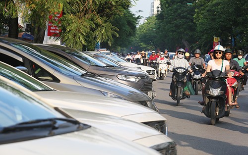 Hà Nội đã cấp phép cho việc trông giữ ôtô dưới lòng đường tại một số tuyến phố trung tâm. Ảnh:Ngọc Thành.
