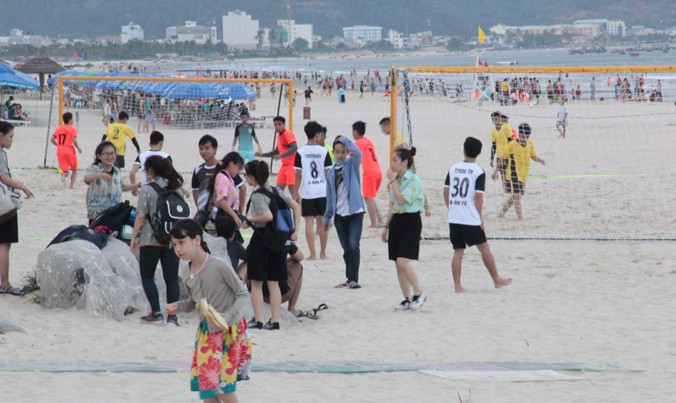 Mùa du lịch biển Đà Nẵng 2017 với hàng loạt hoạt động sôi nổi thu hút đông đảo bạn trẻ. Ảnh : T.T.
