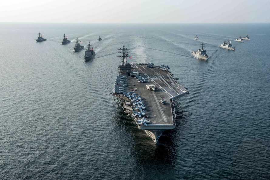 Nhóm tàu tấn công với tàu sân bay USS Ronald Reagan dẫn đầu.