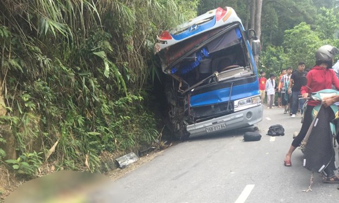 Hiện trường chiếc xe chở đoàn học sinh gặp nạn trên đường lên Tam Đảo. Ảnh: Lại Cường.