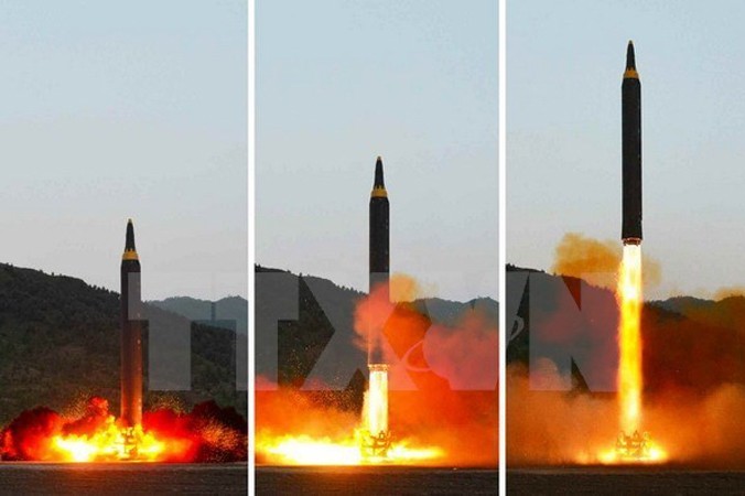 Triều Tiên phóng thử tên lửa đạn đạo tầm trung đất đối đất Hwasong-12 ngày 15/5. Nguồn: YONHAP/TTXVN.