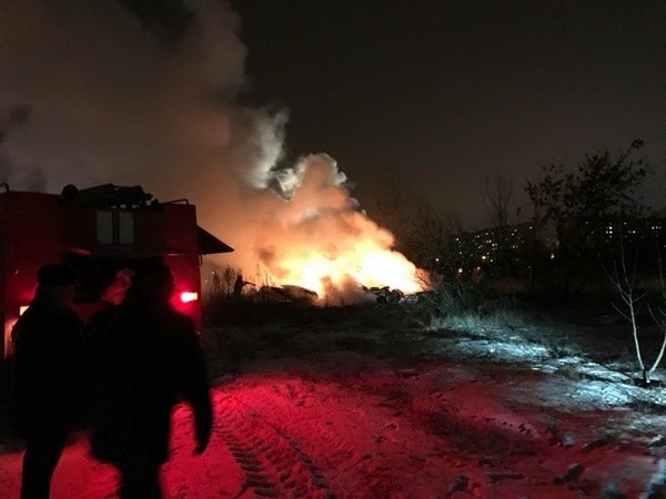 Trực thăng Mi-8 Ukraine bốc cháy tại ngoại ô thị trấn Kremenchuk ngày 25/1. Ảnh: Unian.