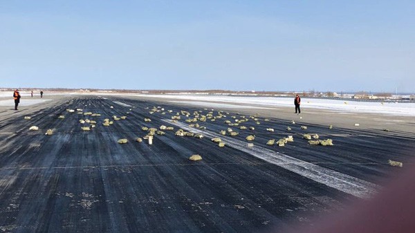 Các thỏi vàng rơi trên đường băng.