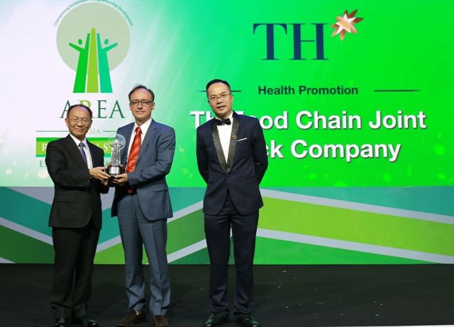 Ông Wolfgang Friess, Tổng Giám đốc Công ty Cổ phần Chuỗi Thực phẩm TH (Tập đoàn TH) nhận Giải thưởng Doanh nghiệp Trách nhiệm Châu Á, hạng mục “Nâng cao Sức khỏe” từ Ban tổ chức.