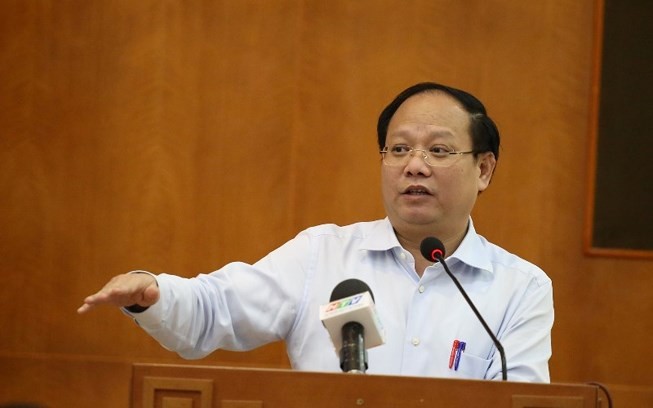 Phó Bí thư Thường trực Thành ủy TP.HCM Tất Thành Cang trả lời cử tri quận 10. 