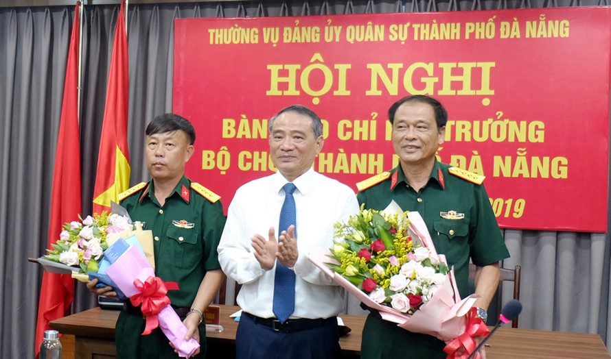 Bí thư Thành ủy Đà Nẵng Trương Quang Nghĩa chúc mừng Đại tá Nguyễn Quốc Hương và Đại tá Trương Chi Lăng.