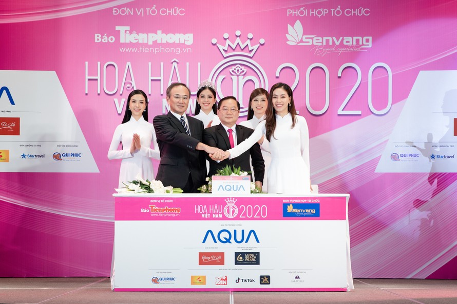 Nghi thức ký kết tài trợ trên sân khấu Họp báo khởi động cuộc thi Hoa hậu Việt Nam 2020