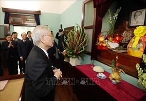 Tổng Bí thư, Chủ tịch nước Nguyễn Phú Trọng dâng hương tưởng niệm Chủ tịch Hồ Chí Minh. Ảnh: TTXVN