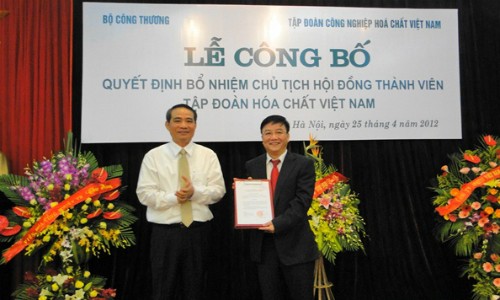 Ông Nguyễn Anh Dũng (bên phải) tại lễ nhậm chức Chủ tịch Vinachem hồi năm 2012. Ảnh: Vnexpress