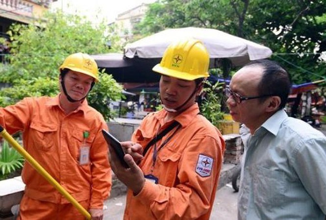 Tổng giám đốc Tổng công ty Điện lực miền Trung đã ra quyết định đình chỉ công tác Phó giám đốc Công ty Điện lực Quảng Bình và Giám đốc Điện lực Đồng Hới sau vụ để xảy ra ghi nhầm số điện