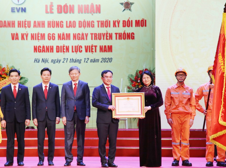 Phó Chủ tịch nước Đặng Thị Ngọc Thịnh trao danh hiệu Anh hùng Lao động cho đại diện Tập đoàn Điện lực Việt Nam