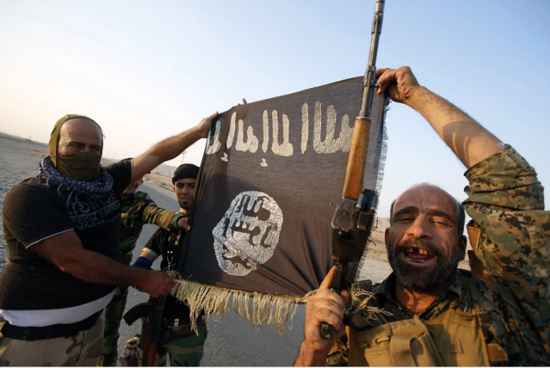 Các tay súng Shi'ite giương cao lá cờ của IS sau khi giải phóng Amerli