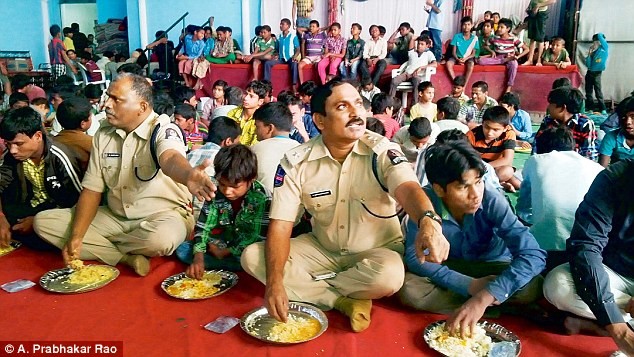 Cảnh sát tổ chức bữa ăn cho các em được giải cứu.