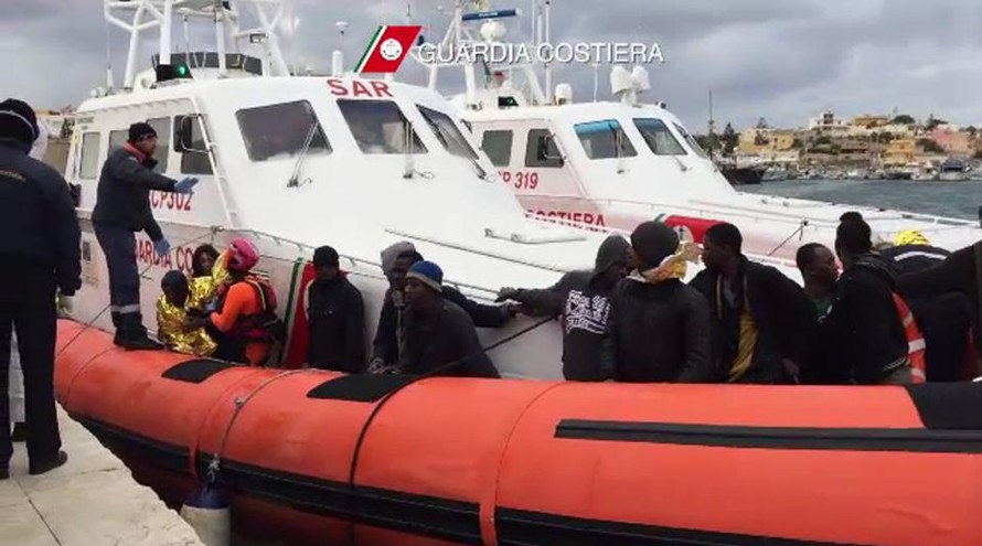 Những di dân châu Phi được đưa tới đảo Lampedusa 