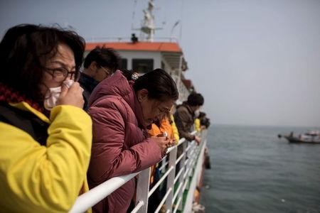 Người thân của các nạn nhân vụ chìm phà không cầm được nước mắt