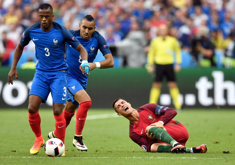 Ronaldo gặp chấn thương nặng ở trận chung kết EURO 2016.