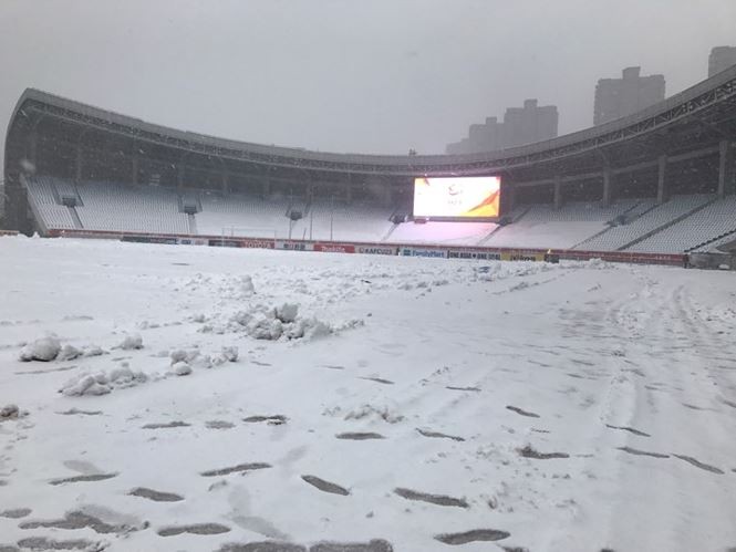 Sân Thường Châu, nơi diễn ra trận chung kết, phủ kín tuyết.