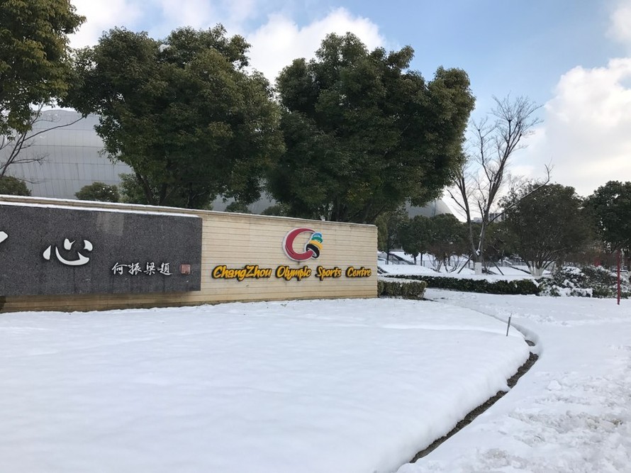Bên ngoài sân vận động Olympic Thường Châu ngày 26/1. Hôm nay, tuyết đã ngừng rơi và tan dần.
