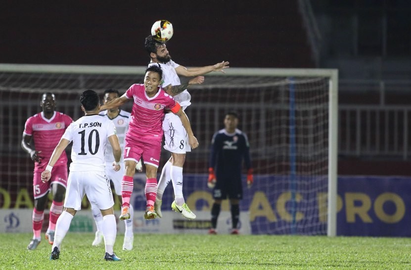 Tp Hồ Chí Minh (áo trắng) tạm leo lên vị trí thứ 10 trên bảng xếp hạng V-League 2018 sau trận thắng 2-1 Sài Gòn FC chiều 22/3.