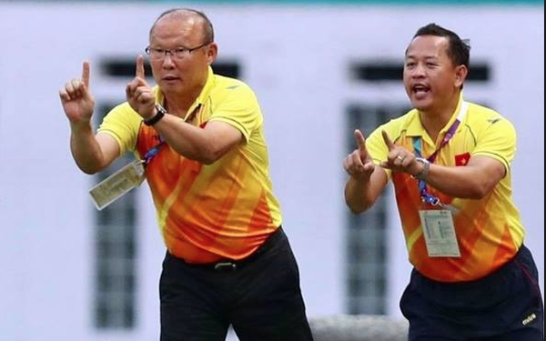 Trợ lý Lê Huy Khoa (phải) tiết lộ nhiều thông tin nội bộ của đội tuyển Olympic Việt Nam.