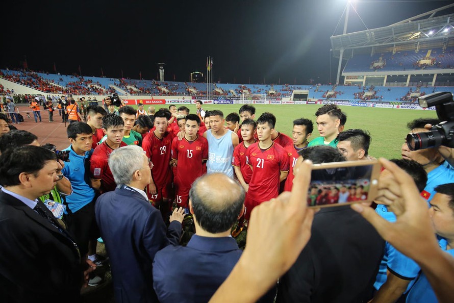 Chủ tịch VFF Lê Hùng Dũng cảm ơn các cầu thủ đã thi đấu hết mình vì màu cờ sắc áo. Ảnh: Như Ý