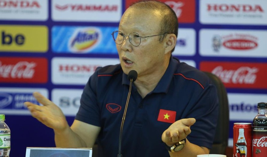 HLV Park Hang Seo không hài lòng với báo chí khi bị hỏi quá nhiều về danh sách đội tuyển Việt Nam dự King's Cup 2019.