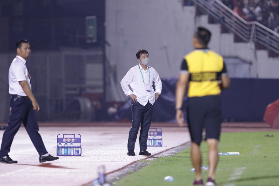 HLV Chung Hae Seong bất lực nhìn Tp Hồ Chí Minh thua đậm CLB Hà Nội trên sân Thống Nhất. (ảnh Hữu Phạm)