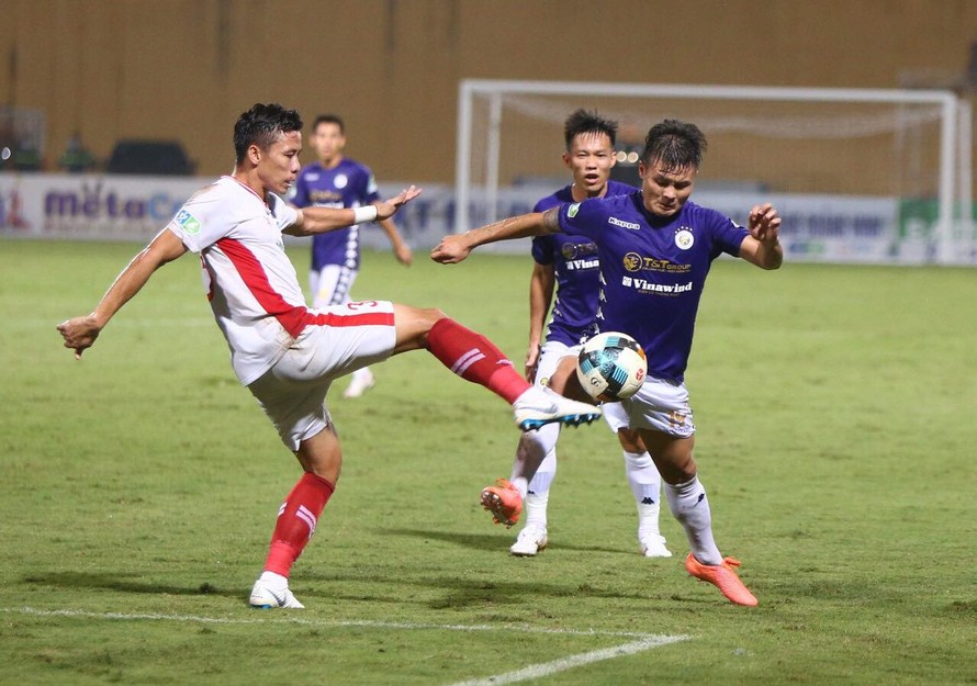 Quang Hải trong pha tranh bóng với đồng đội trên tuyển Việt Nam Quế Ngọc Hải.