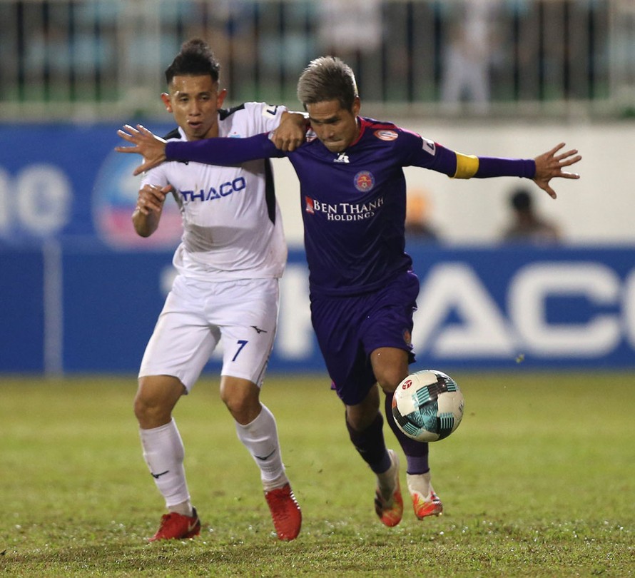 Hồng Duy (trái) trong một tình huống tranh chấp bóng với cầu thủ CLB Sài Gòn tại LS V-League 2020.